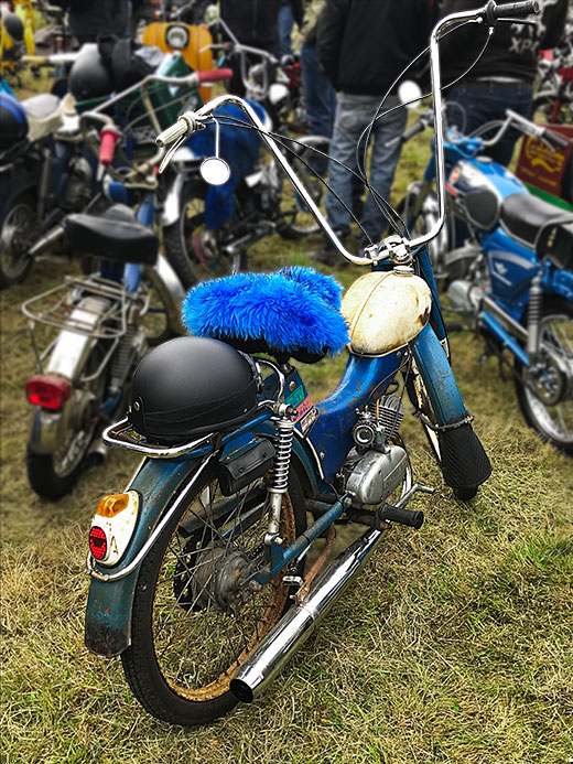 Man ska sitta sk�nt och med stil n�r man k�r moppe. Bl� moped med aph�ng